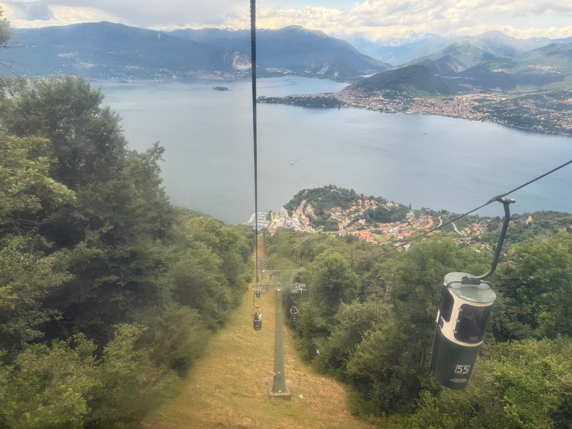 Vista della discesa verso Laveno dalla cabina della funivia