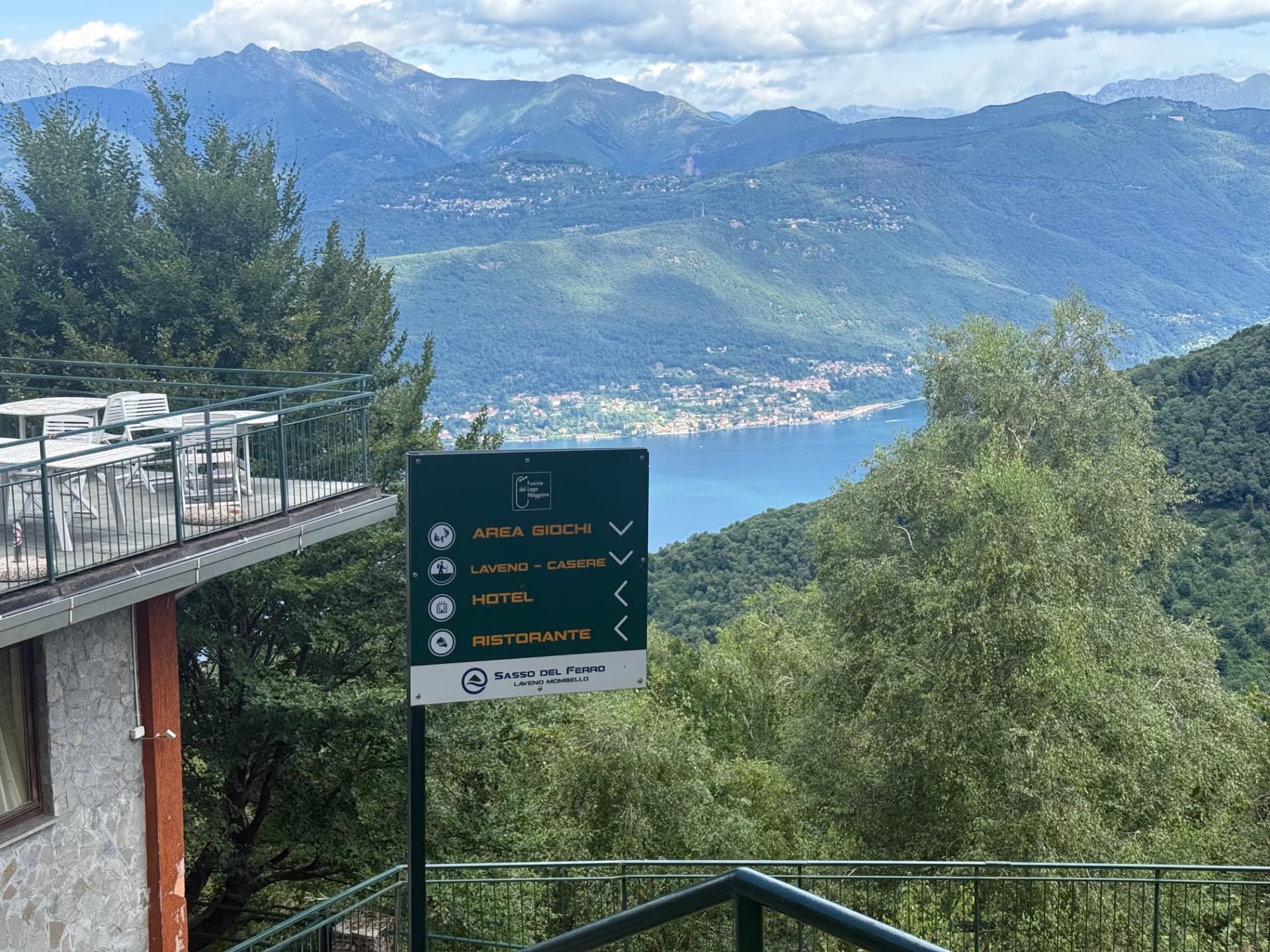 Cartello con le indicazioni per sentieri, hotel e ristorante