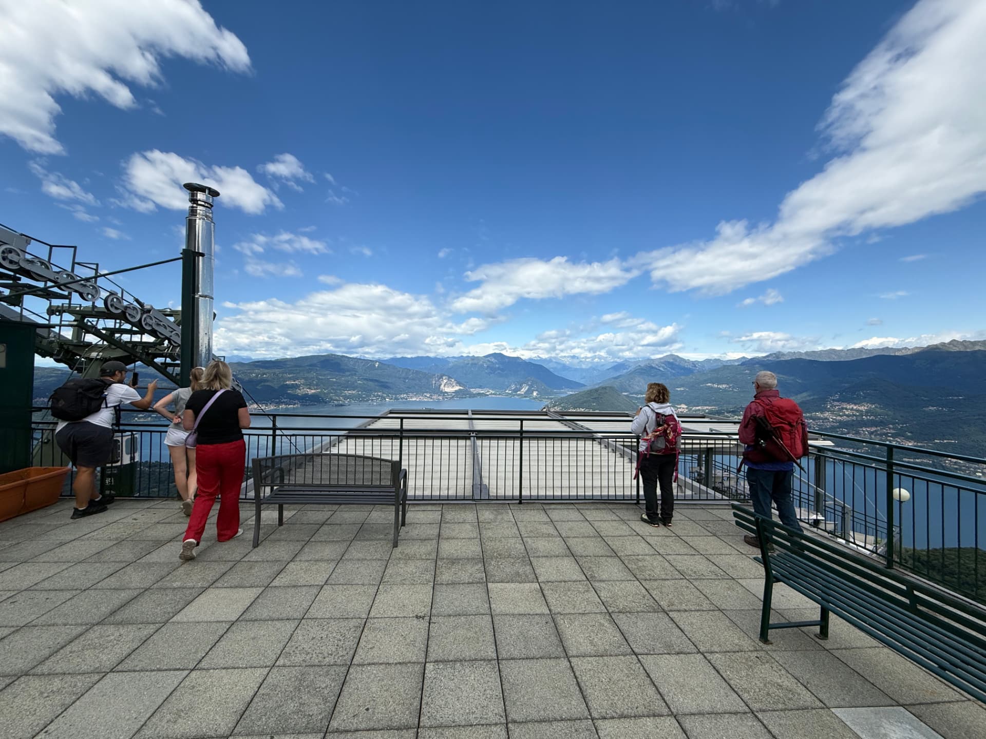 Terrazza panoramica della stazione di monte con visitatori