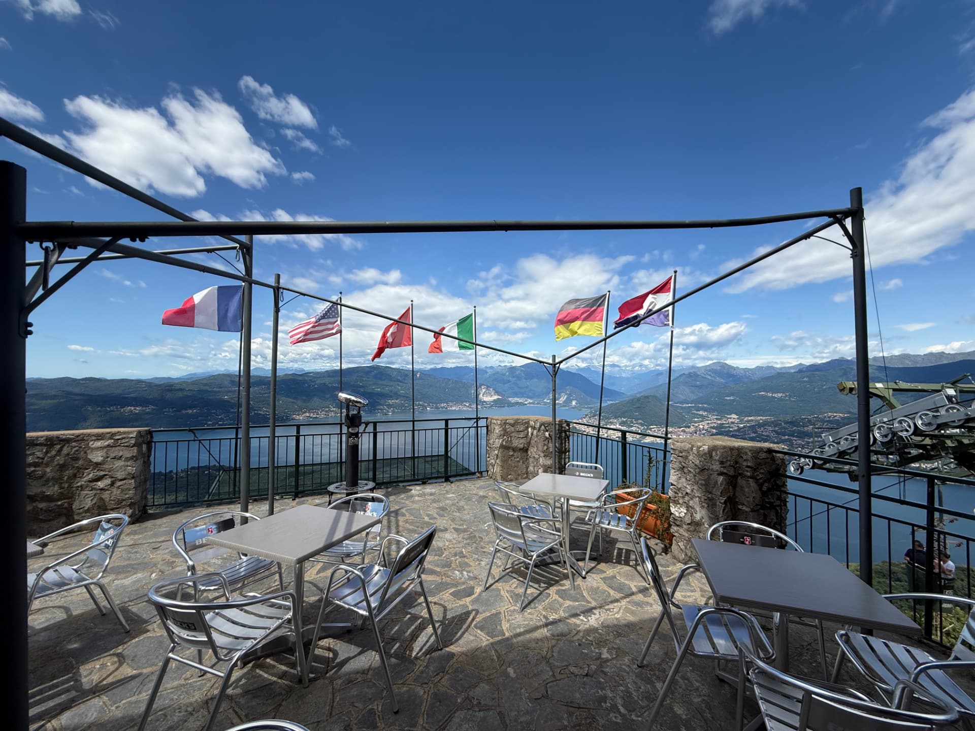 Terrazza panoramica del bar con vista sul Lago Maggiore