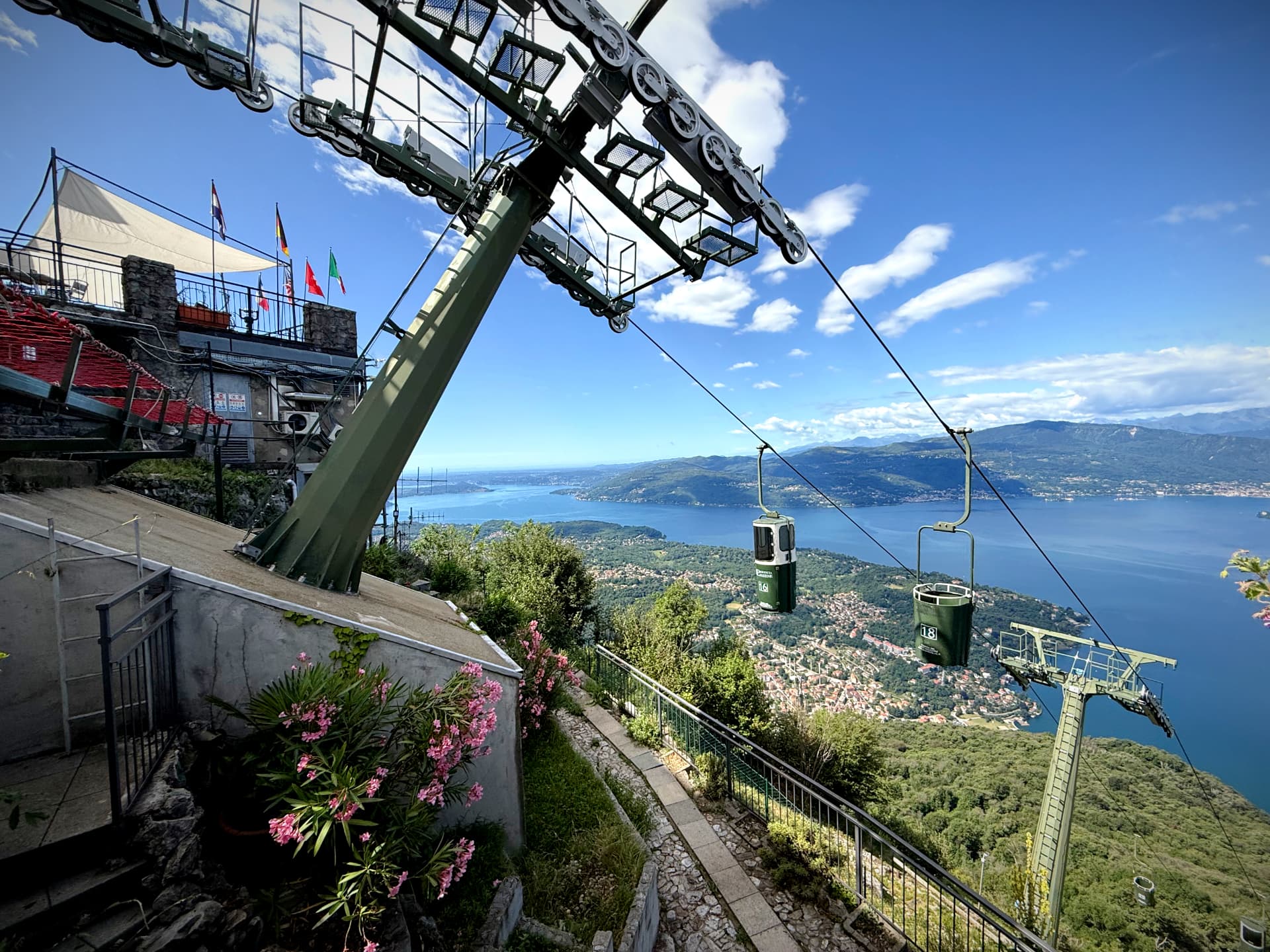 Stazione di monte e cestelli della Funivia del Lago Maggiore