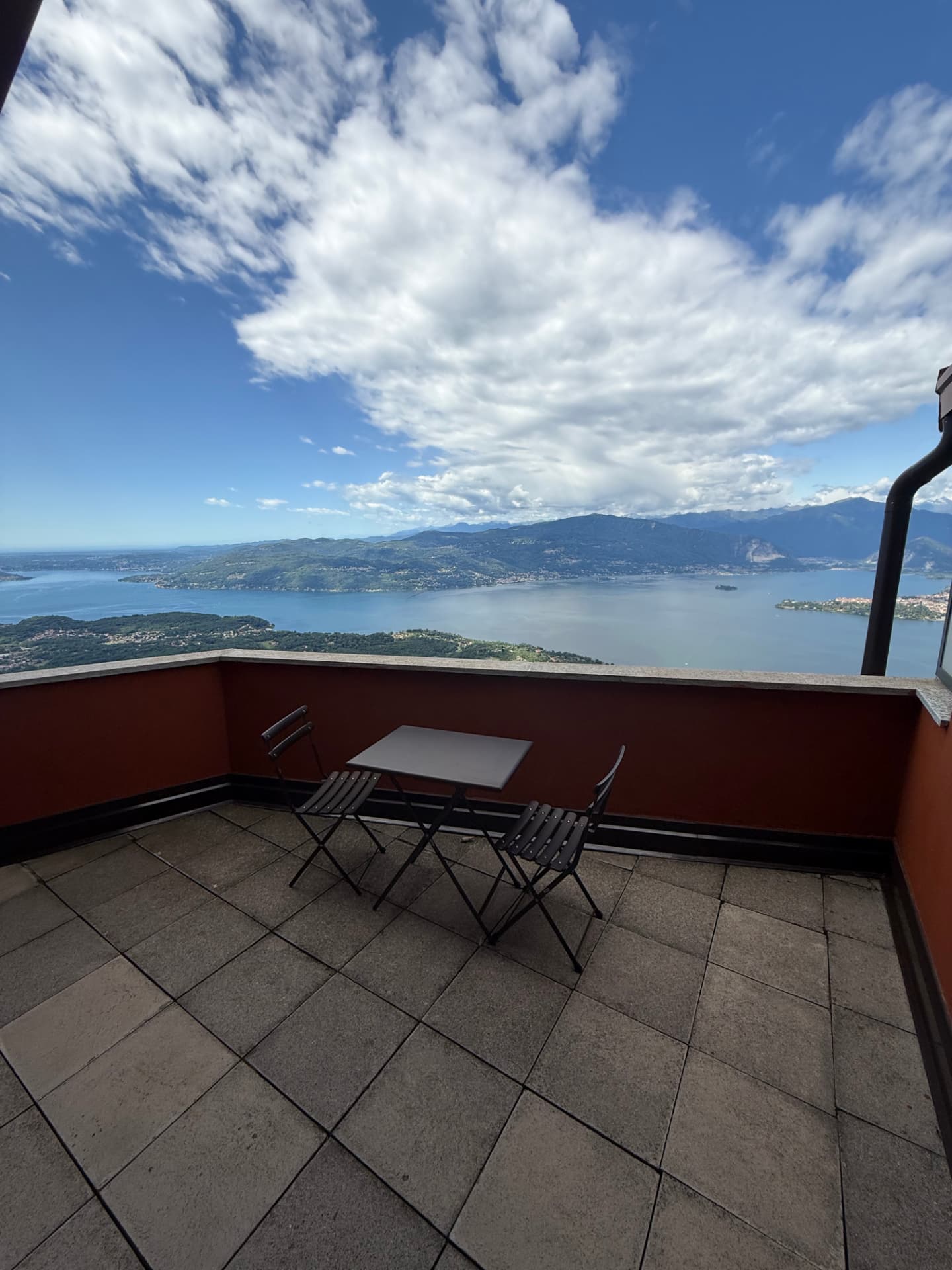 Balcone di una camera con vista sul Lago Maggiore