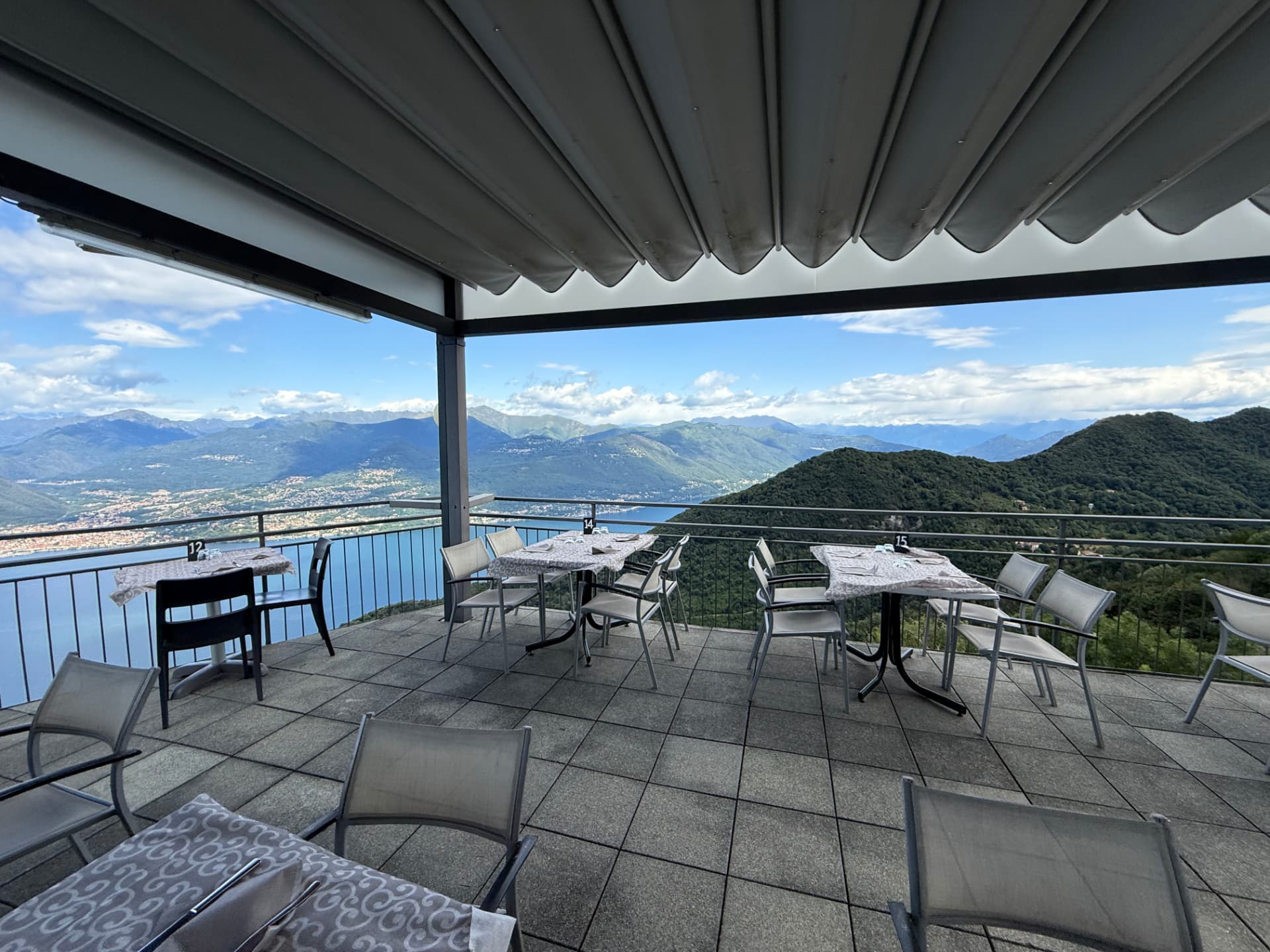 Terrazza del ristorante con tavoli apparecchiati e vista sul lago