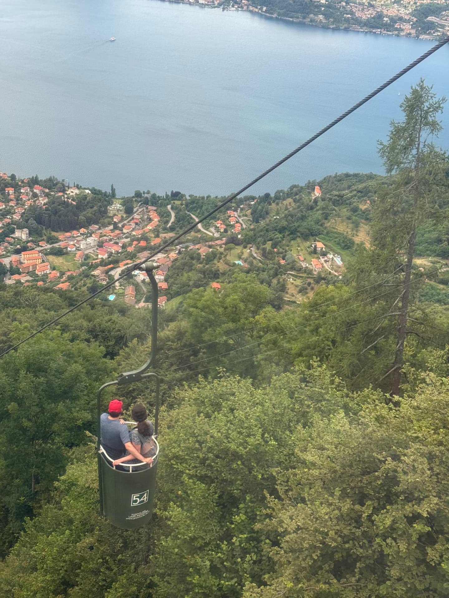 Bidonvia con due passeggeri sopra Laveno Mombello
