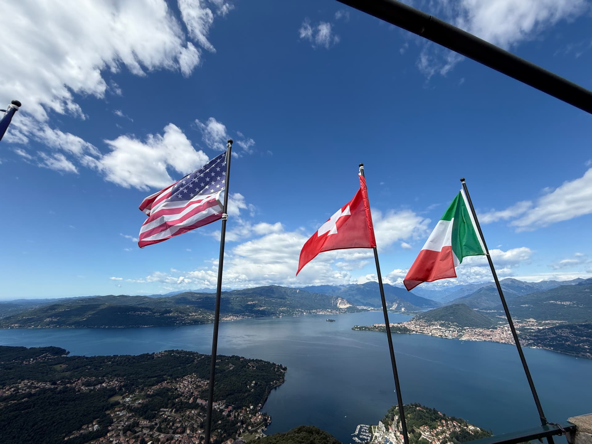 Bandiere e panorama sul Lago Maggiore dalla terrazza del bar