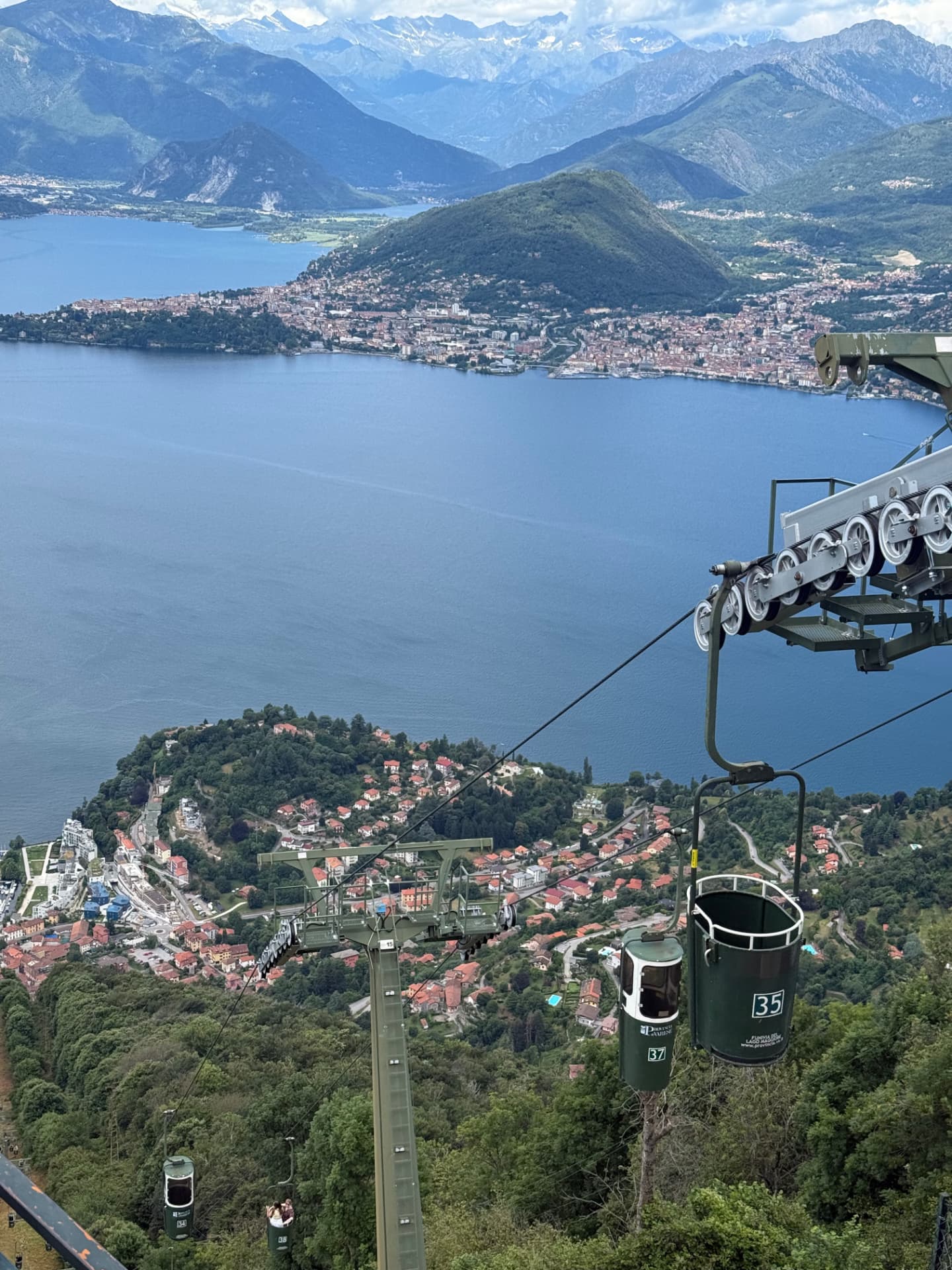 Bidonvie sospese sopra il Lago Maggiore e le Alpi